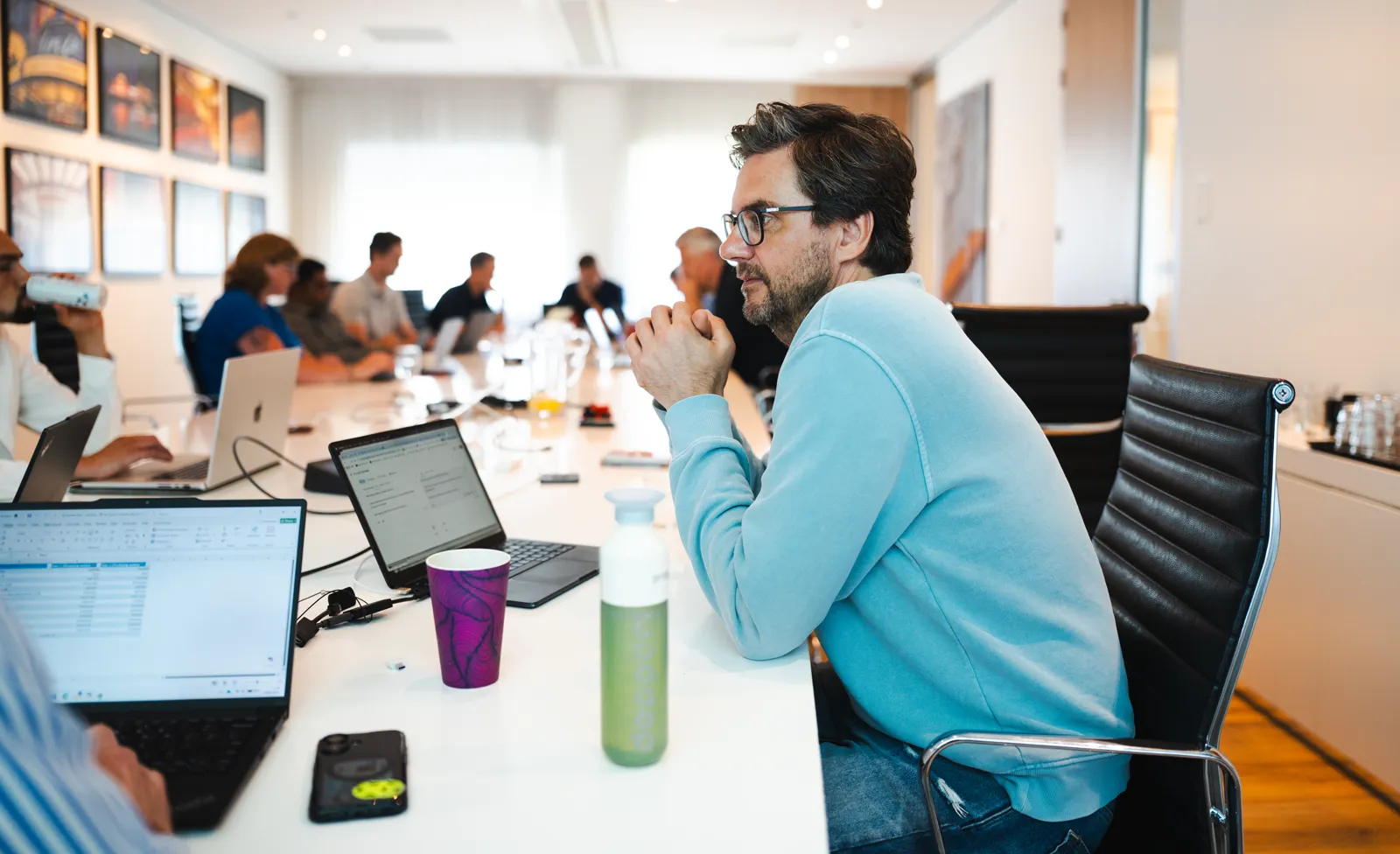 Deelnemers aan een AI-workshop van Radicle, elk achter de eigen laptop